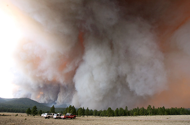 Incêndio provoca a enorme coluna de fumaça - Foto: Time.com